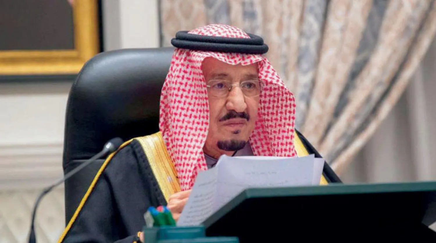 خادم الحرمين لدى ترؤسه جلسة مجلس الوزراء الاستثنائية لإعلان الميزانية أمس (واس)