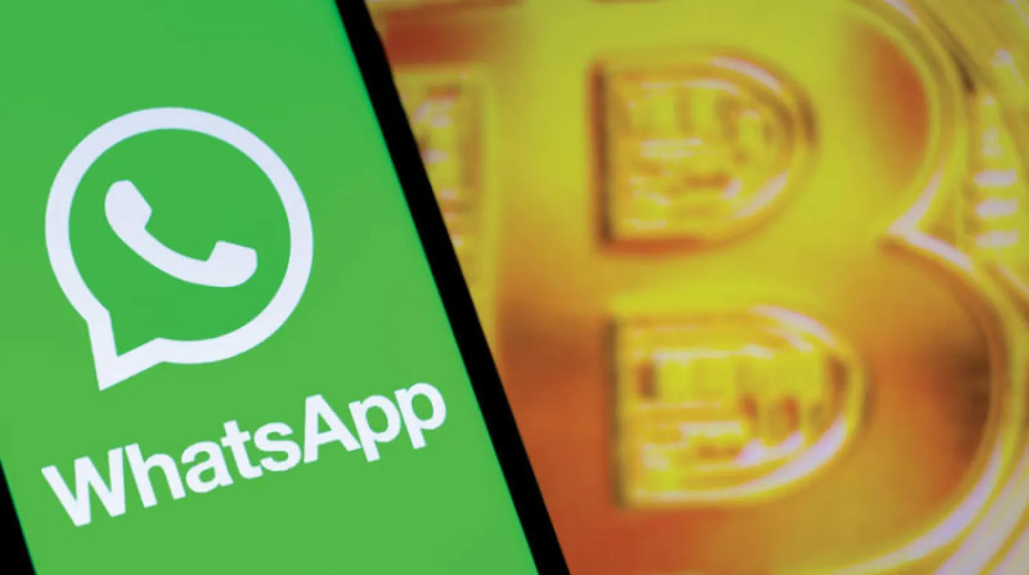 شعار «واتساب» وعملة «البيتكوين» المشفرة (Shutterstock)