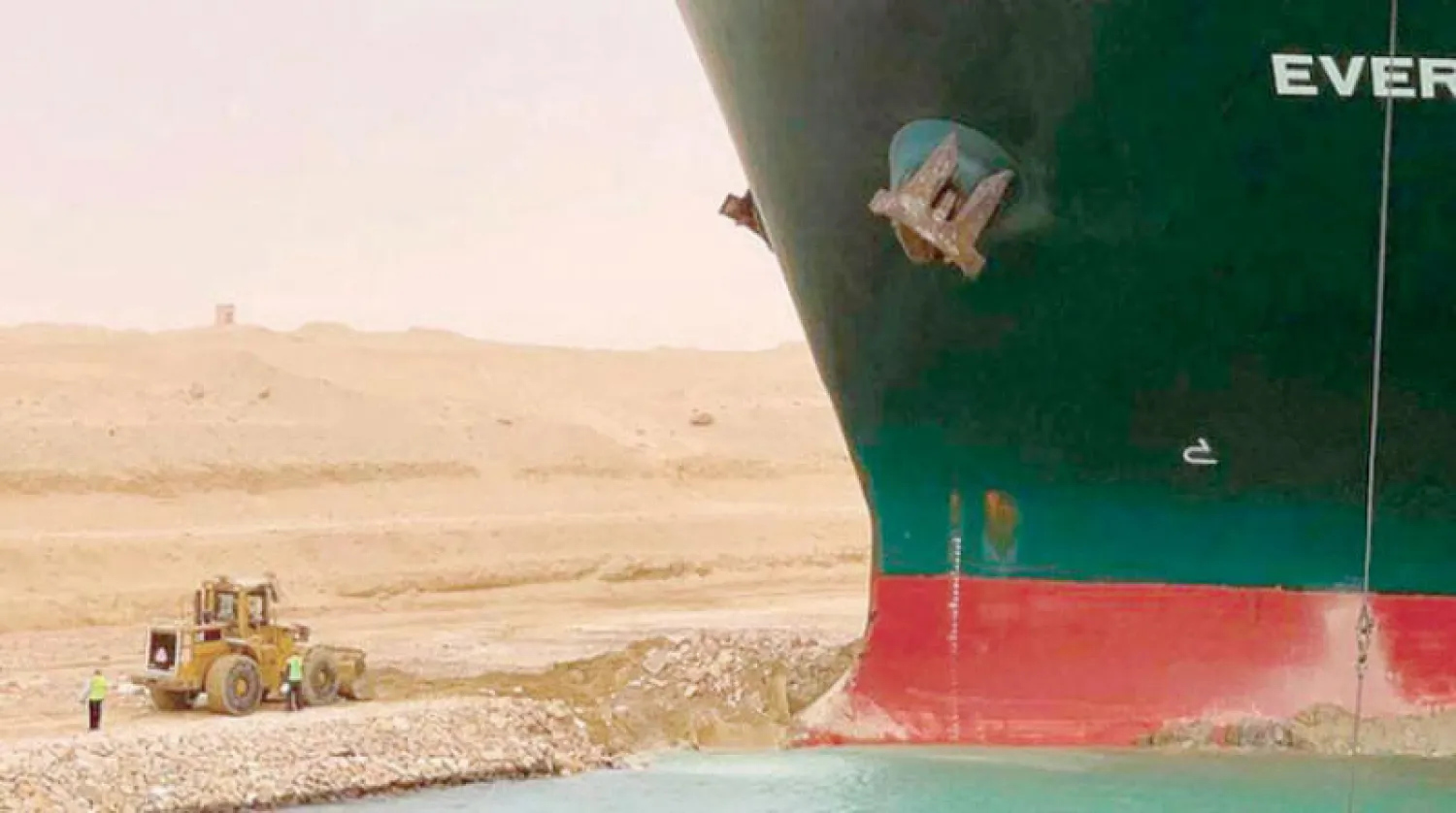 السفينة الجانحة أثناء ارتطامها بيابسة المجرى الملاحي لقناة السويس في مارس (آذار) (هيئة قناة السويس)