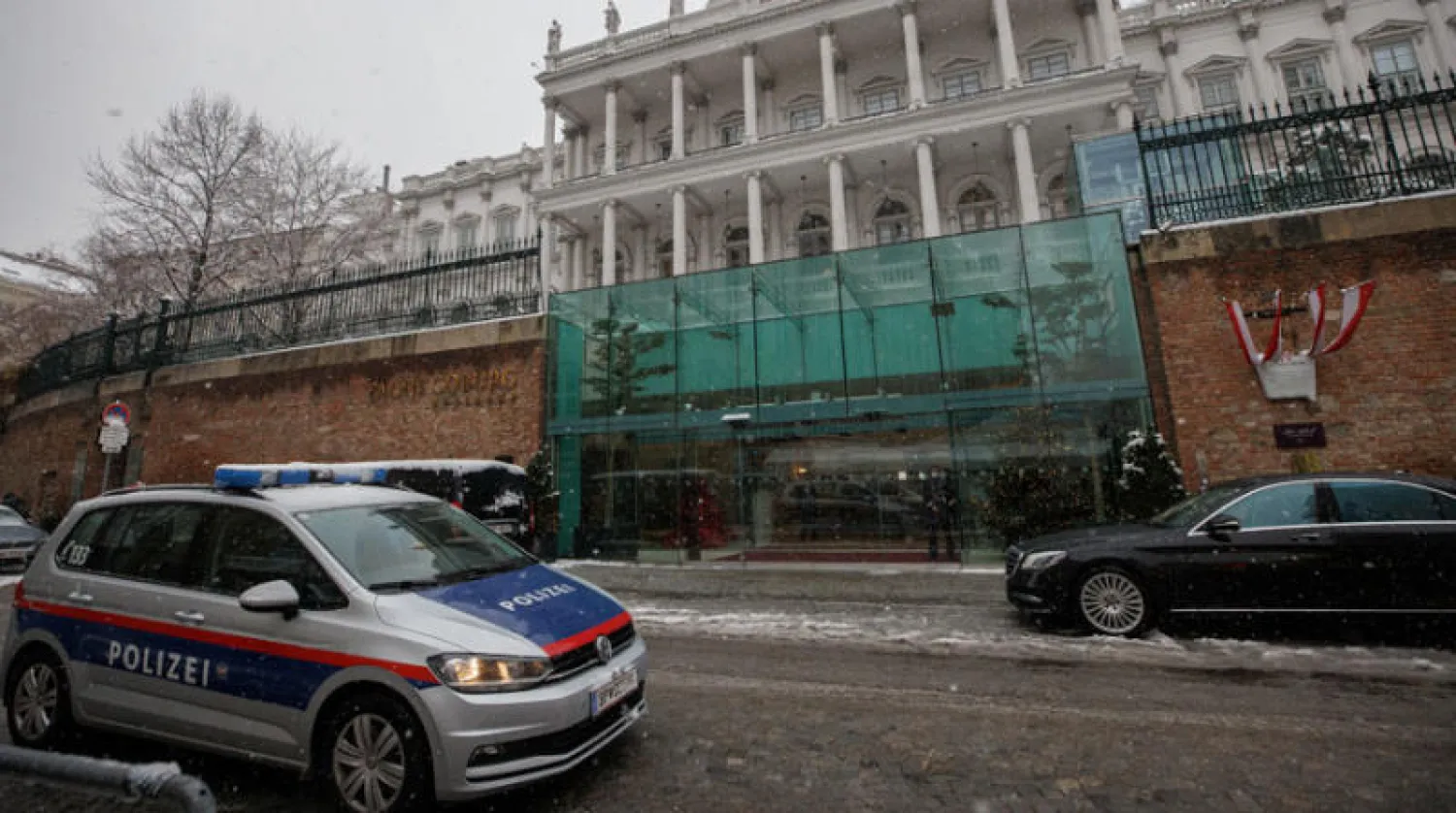 سيارة شرطة أمام قصر كوبورغ بفيينا حيث عقد اجتماع لبحث الملف النووي الإيراني الخميس (رويترز)