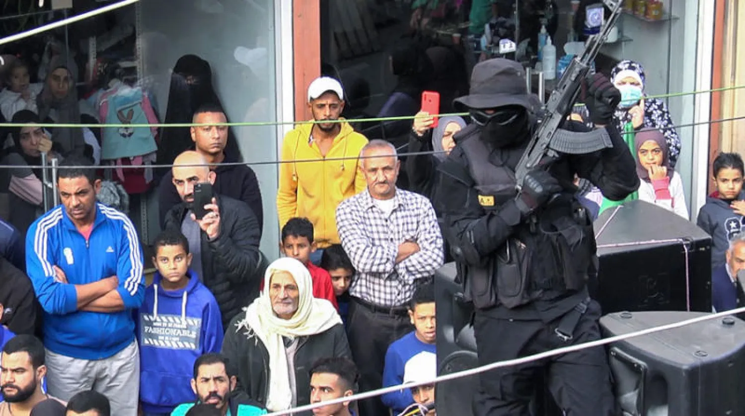 مسلح مقنع من «حماس» بلباس عسكري خلال التشييع الذي تحول لاحقاً إلى اشتباك مسلح بمخيم البرج الشمالي بجنوب لبنان (رويترز)