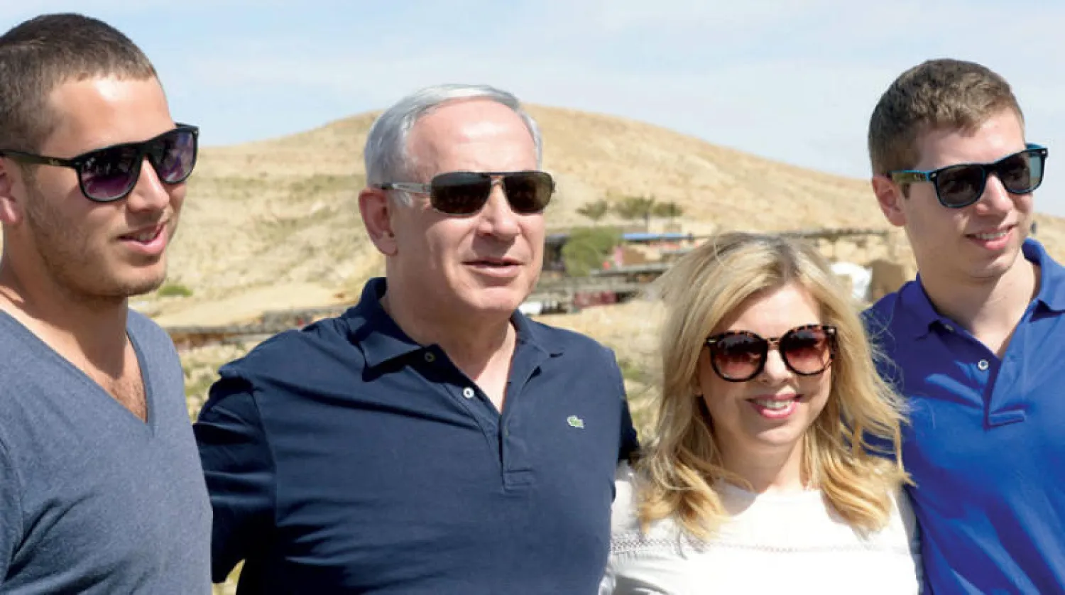 صورة أرشيفية لنتنياهو وعائلته في إجازة جنوب إسرائيل عام 2015 (غيتي)