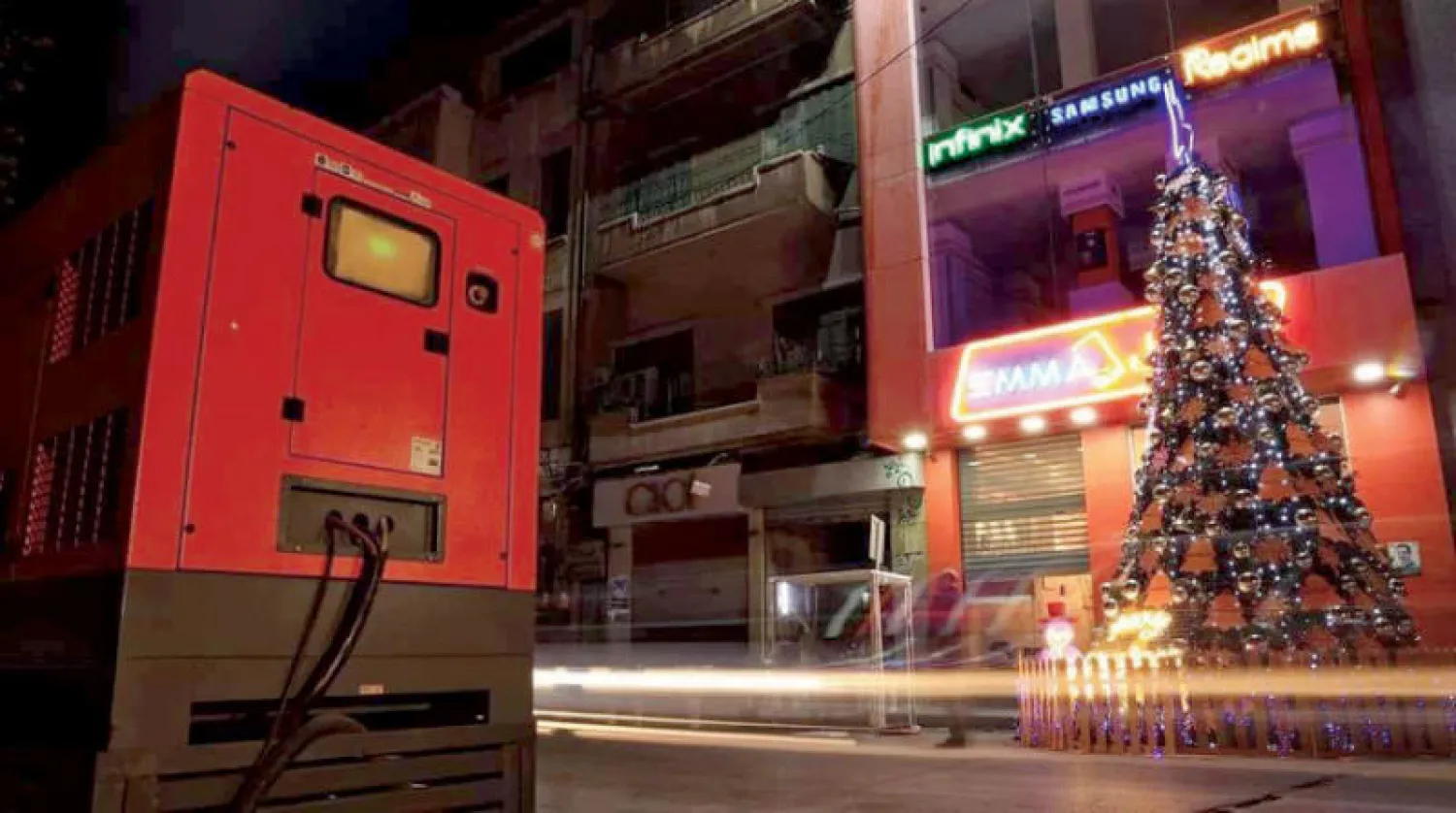 إضاءة شجرة الميلاد وسط دمشق عبر المولد الكهربائي (مواقع التواصل الاجتماعي)