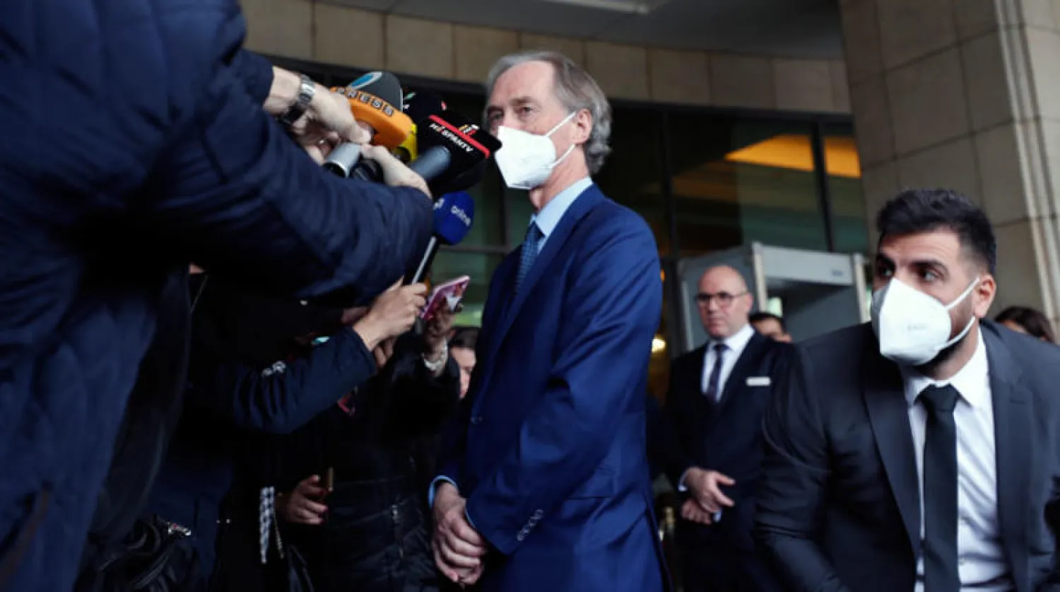 المبعوث الخاص إلى سوريا غير بيدرسون يتحدث للصحافيين في دمشق أمس (أ.ب)