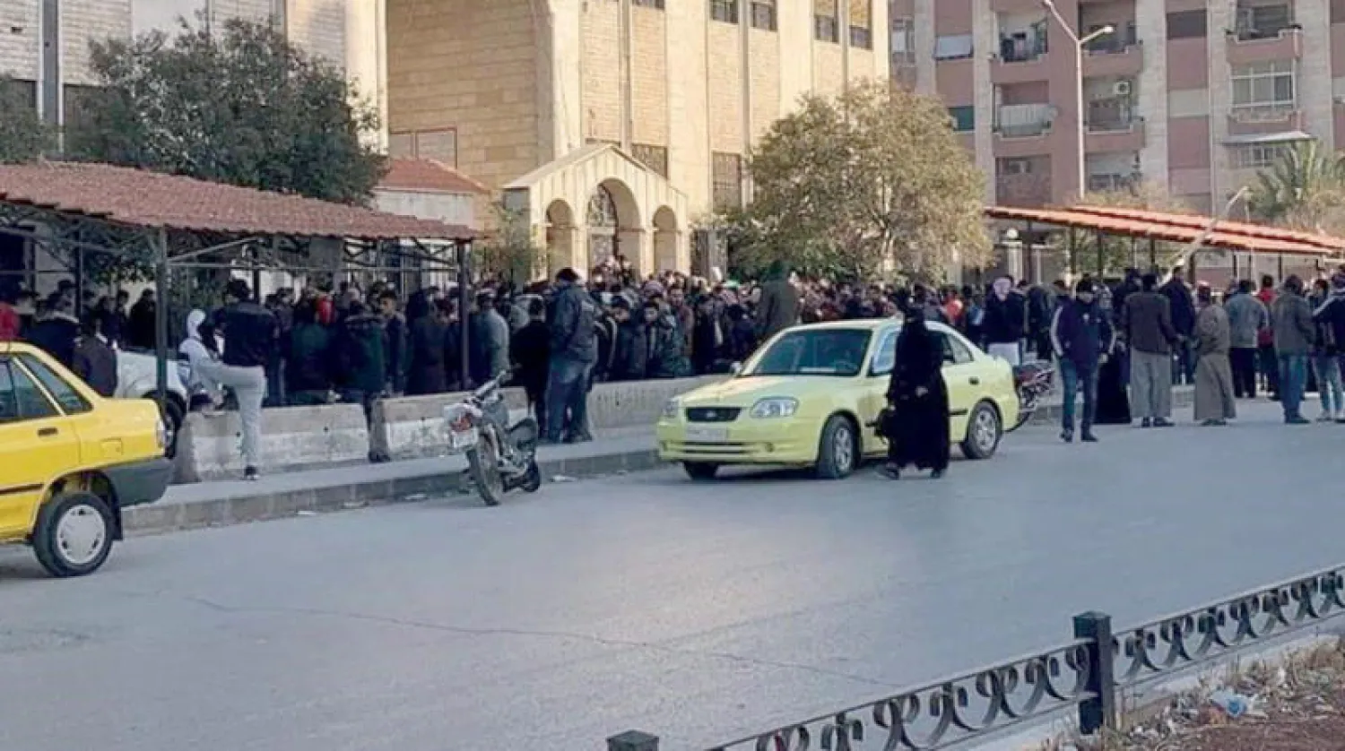 طابور أمام مبنى فرع الهجرة والجوازات في حماة وسط سوريا