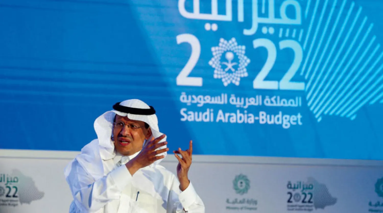 الأمير عبد العزيز بن سلمان متحدثاً في ملتقى الميزانية السعودية أمس (رويترز)