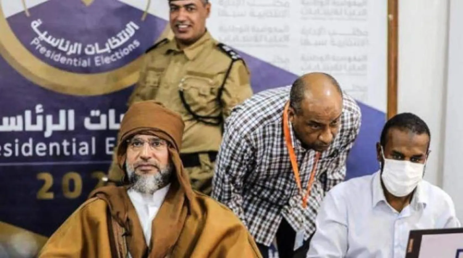 Seyfülislam Kaddafi cumhurbaşkanlığı seçimleri için belgelerini hazırlarken (Reuters)