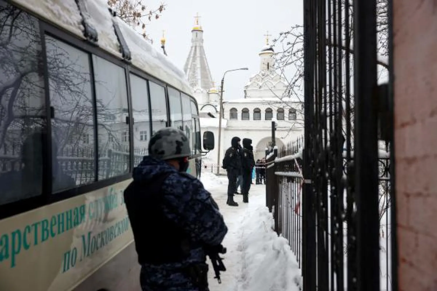 ضابط شرطة روسي يقف أمام موقع الحادث بمدينة سيربوخوف (أ.ف.ب)
