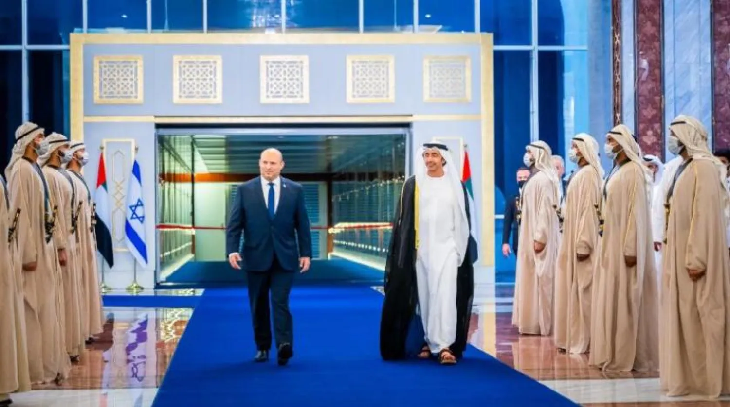 Abu Dabi'ye geldiğinde Naftali Bennett'i Şeyh Abdullah bin Zayed karşıladı (WAM)
