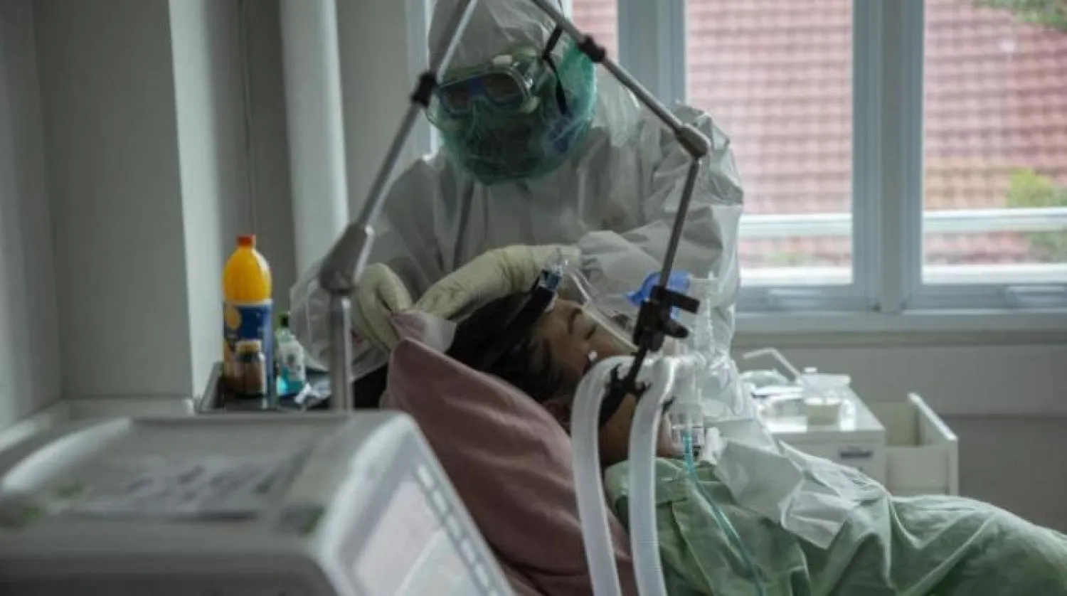 مريضة بـ«كورونا» داخل وحدة العناية المركزة في مستشفى بريطاني (أ.ف.ب)