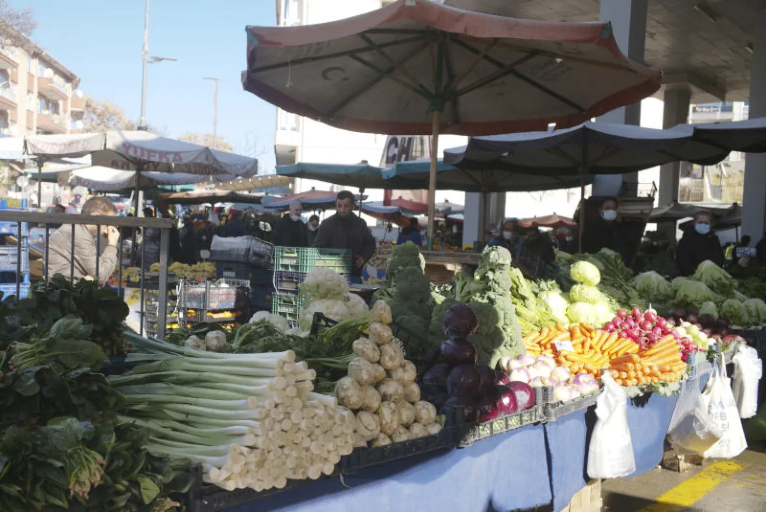 سوق مفتوح في أنقرة (أ.ب)