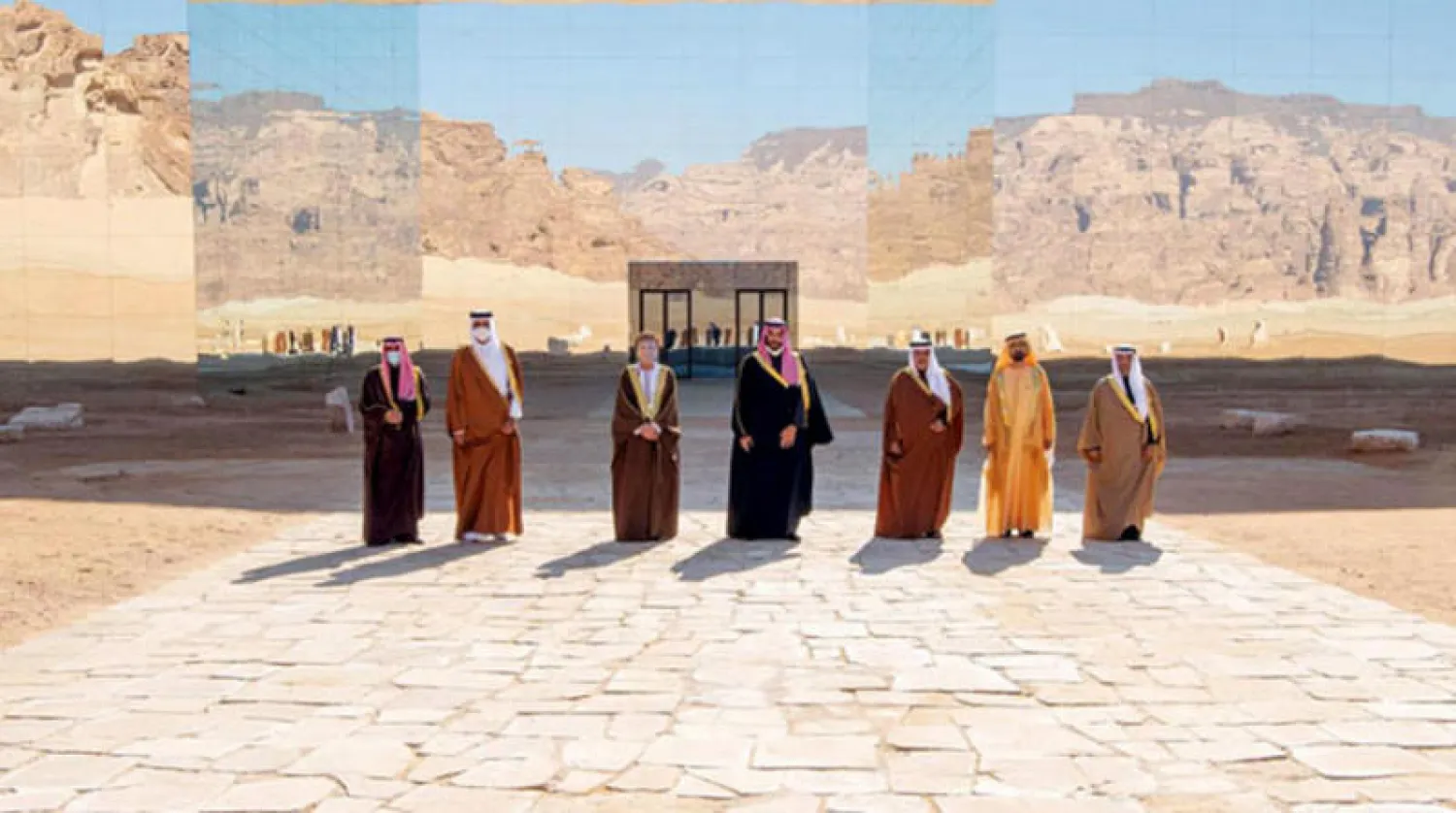 قادة ورؤساء وفود دول الخليج في صورة تذكارية قبل انطلاق القمة الخليجية (العلا) التي عقدت بداية العام الحالي (واس)