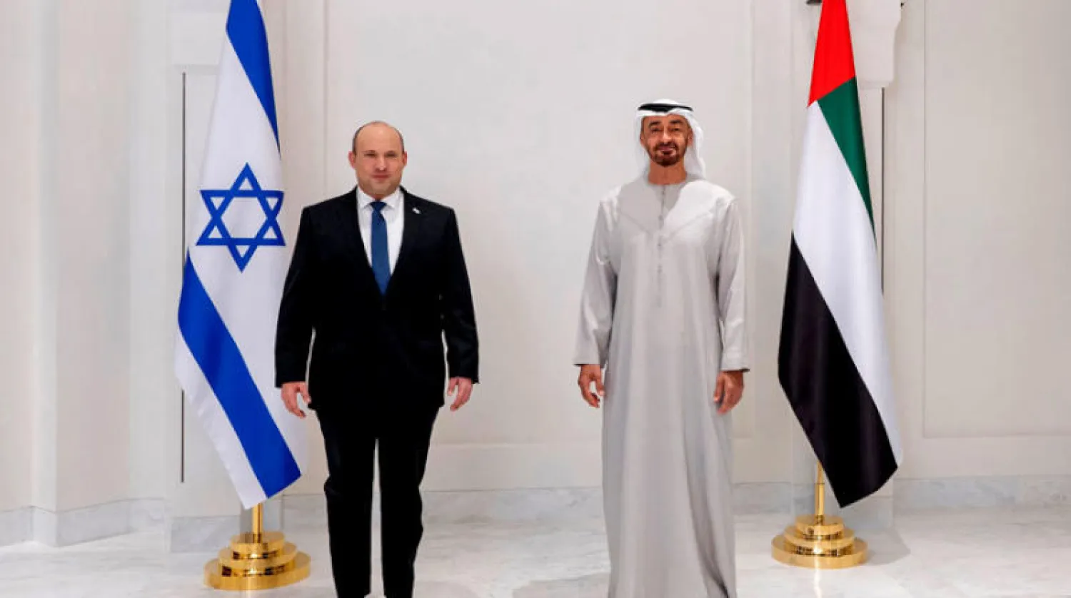 الشيخ محمد بن زايد ورئيس الوزراء الإسرائيلي خلال لقائهما أمس في أبوظبي (أ.ف.ب)