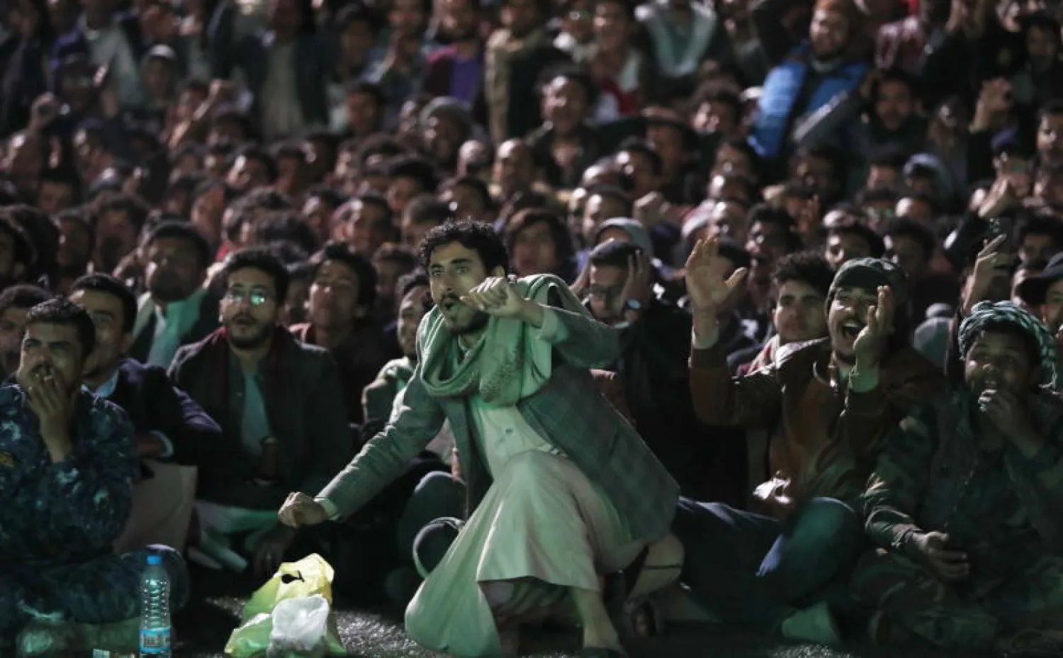 يمنيون يشاهدون نهائي بطولة غرب آسيا للناشئين عبر شاشة في صنعاء (إ.ب.أ)