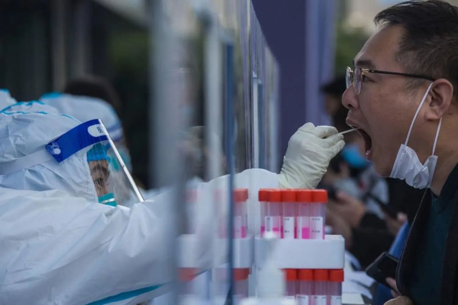 رجل يضخع لاختبار كشف فيروس كورونا في الصين (أ.ف.ب)