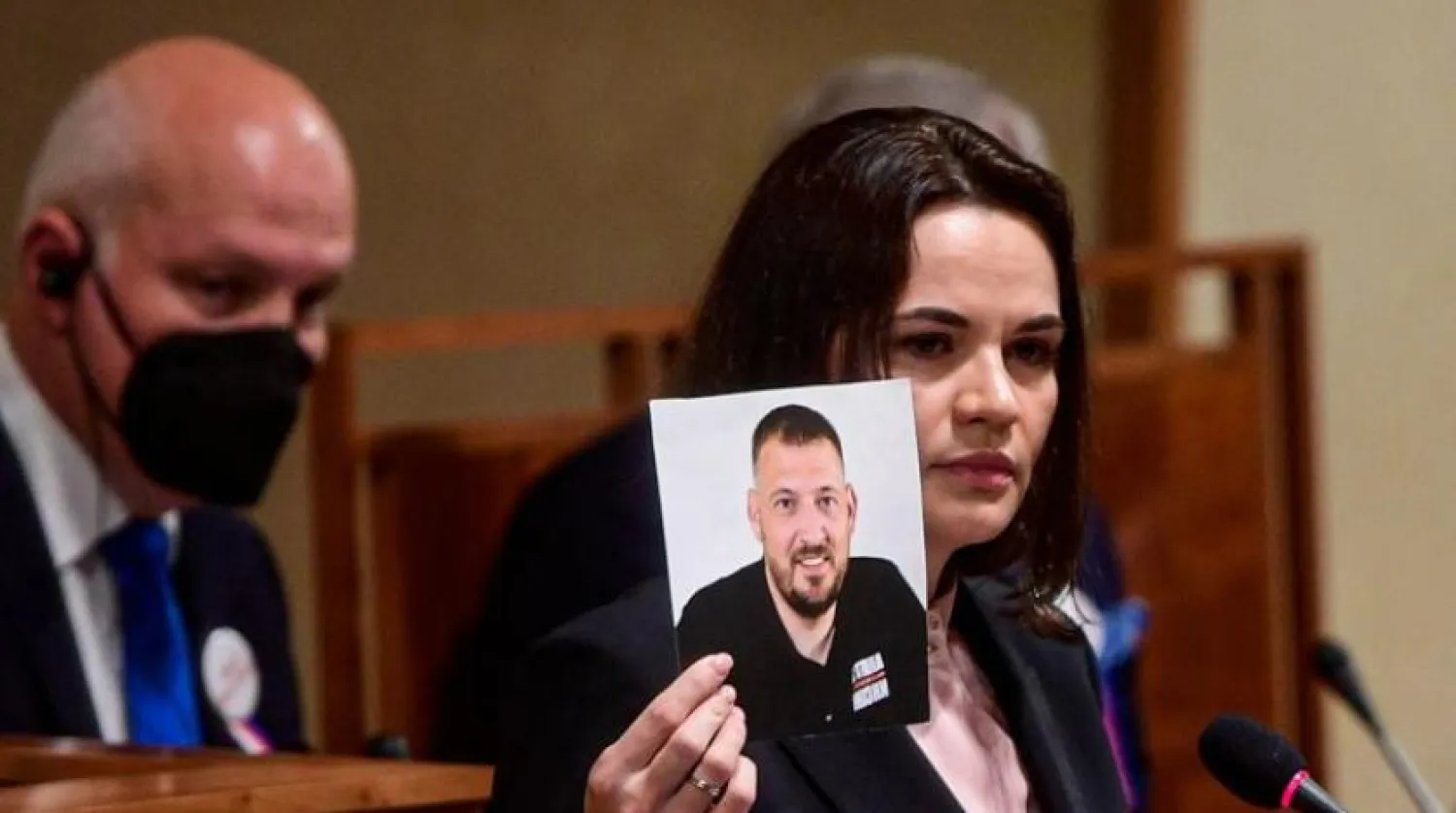 Belarus muhalefet lideri Svetlana Tikhanovskaya, geçen Haziran ayında Prag’a yaptığı ziyarette Çek parlamentosunda eşi Sergei Tsihanouski’nin bir fotoğrafını tutuyor (AFP)
