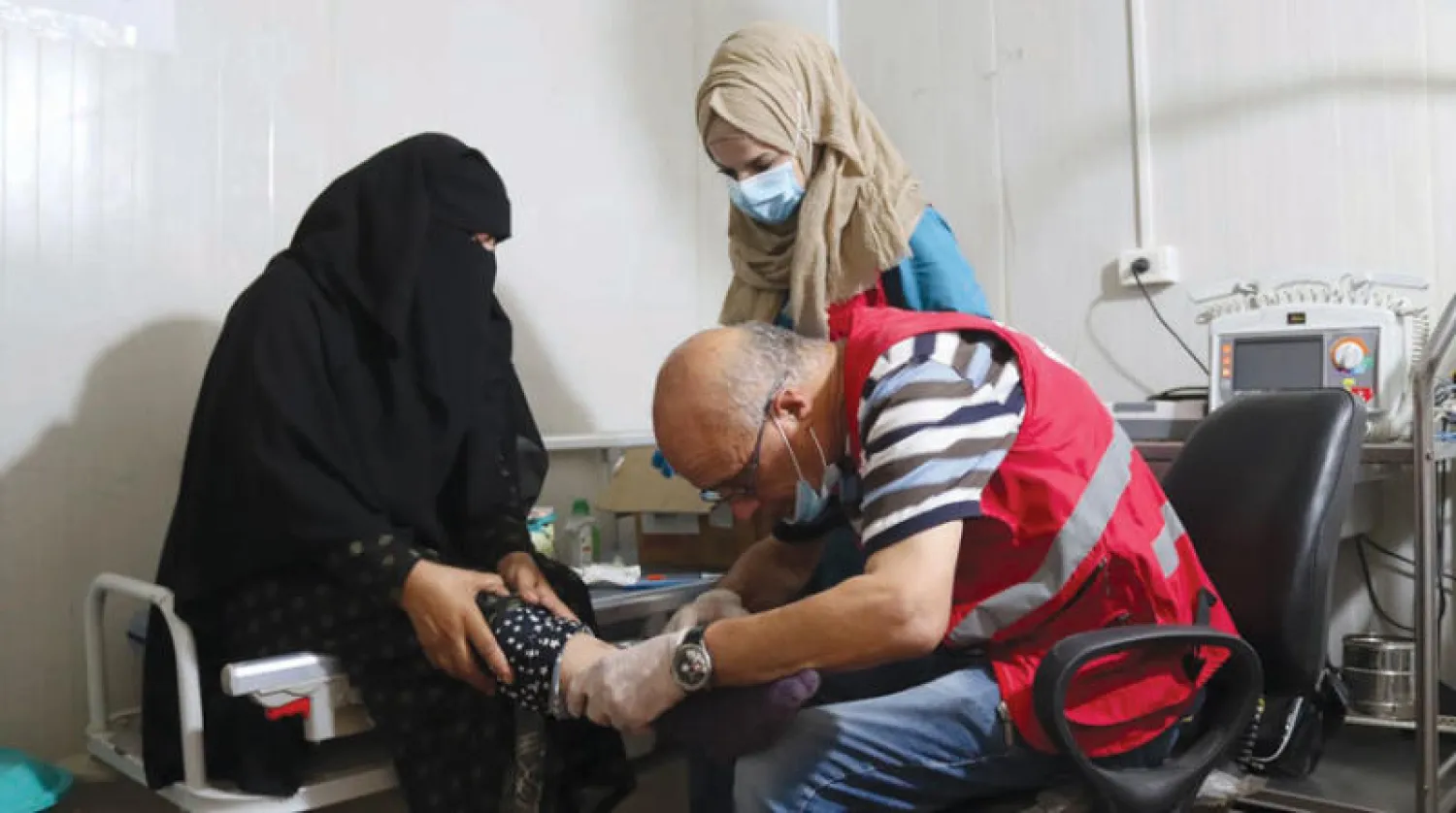 مريضة من مخيم {واشوكاني} للنازحين جنوب الحسكة لدى مراجعتها نقطة منظمة الهلال الأحمر الكردية (الشرق الأوسط)