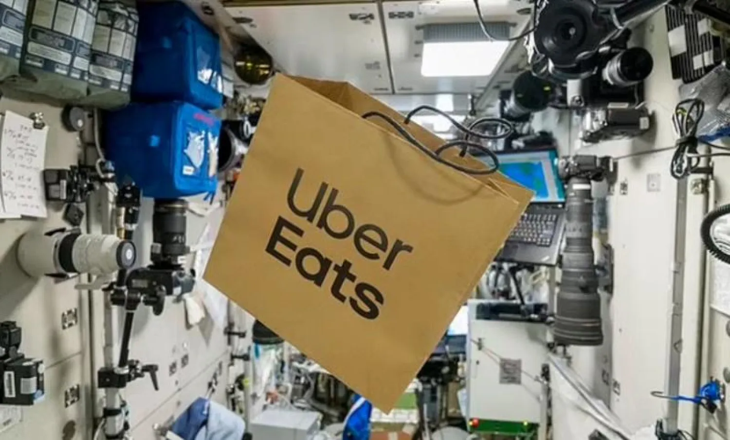 أصبحت «أوبر إيتس» أول خدمة توصيل وجبات إلى الفضاء (ديلي ميل)