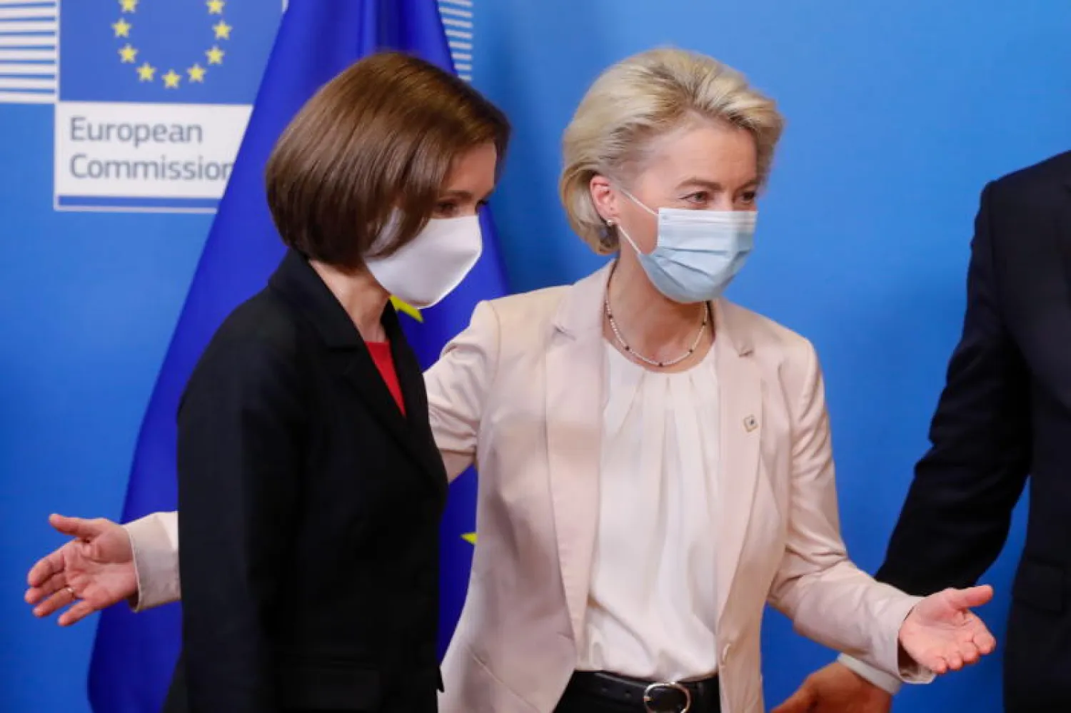 رئيسة المفوضة الأوروبية مع رئيسة مولدوفا على هامش المؤتمر (إ.ب.أ)