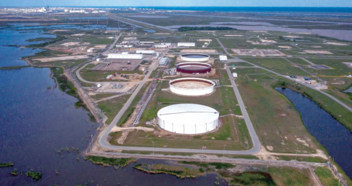 ارتفعت أسعار النفط بدعم عدة عوامل بينها تسجيل طلب المستهلكين الأميركي ذروة قياسية (رويترز)