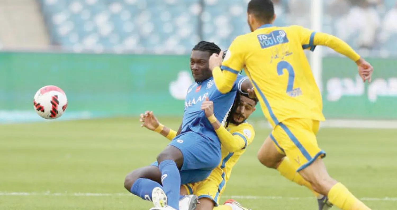 العمري ينتزع الكرة من غوميز في إحدى المحاولات الهجومية الزرقاء (تصوير: عبد العزيز النومان)