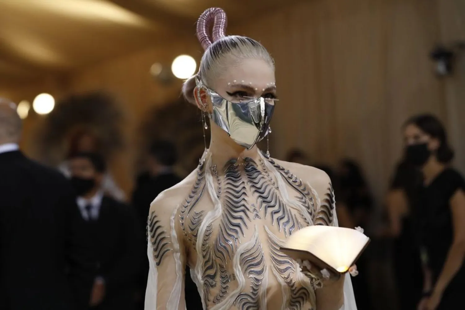 Grimes, ABD'de Metropolitan Sanat Müzesi'nin 13 Eylül'de düzenlediği defileye sıradışı bir kıyafetle katılmıştı (Reuters)