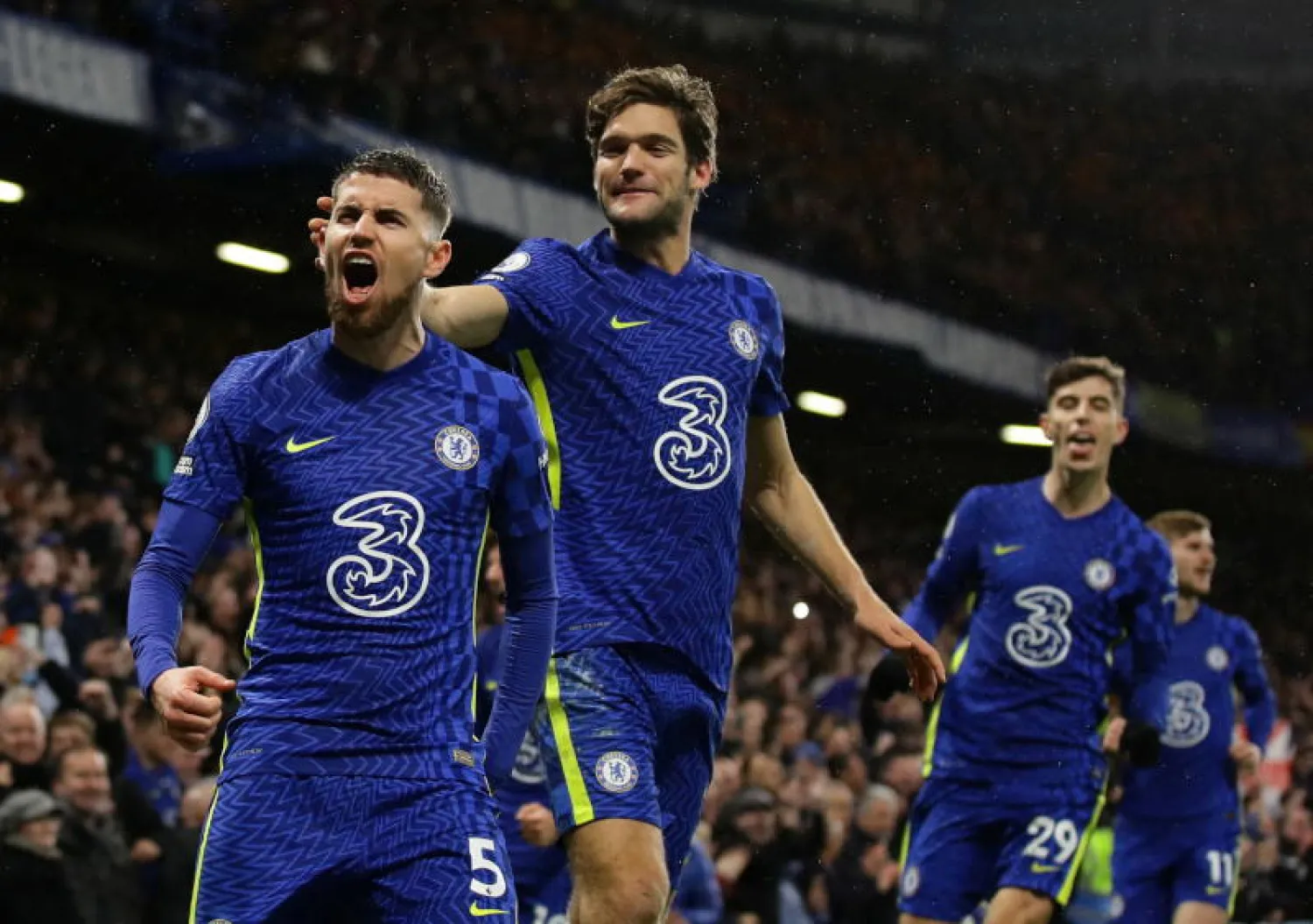 لاعبون من نادي تشيلسي الإنجليزي الذي نال لقب دوري أبطال أوروبا (رويترز)