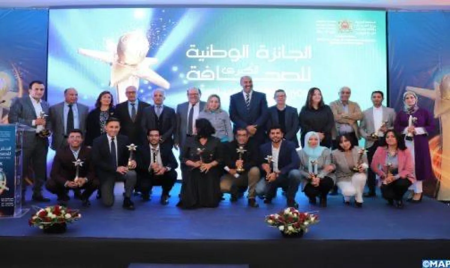 صورة تذكارية للفائزين بجائزة الصحافة مع أعضاء لجنة التحكيم