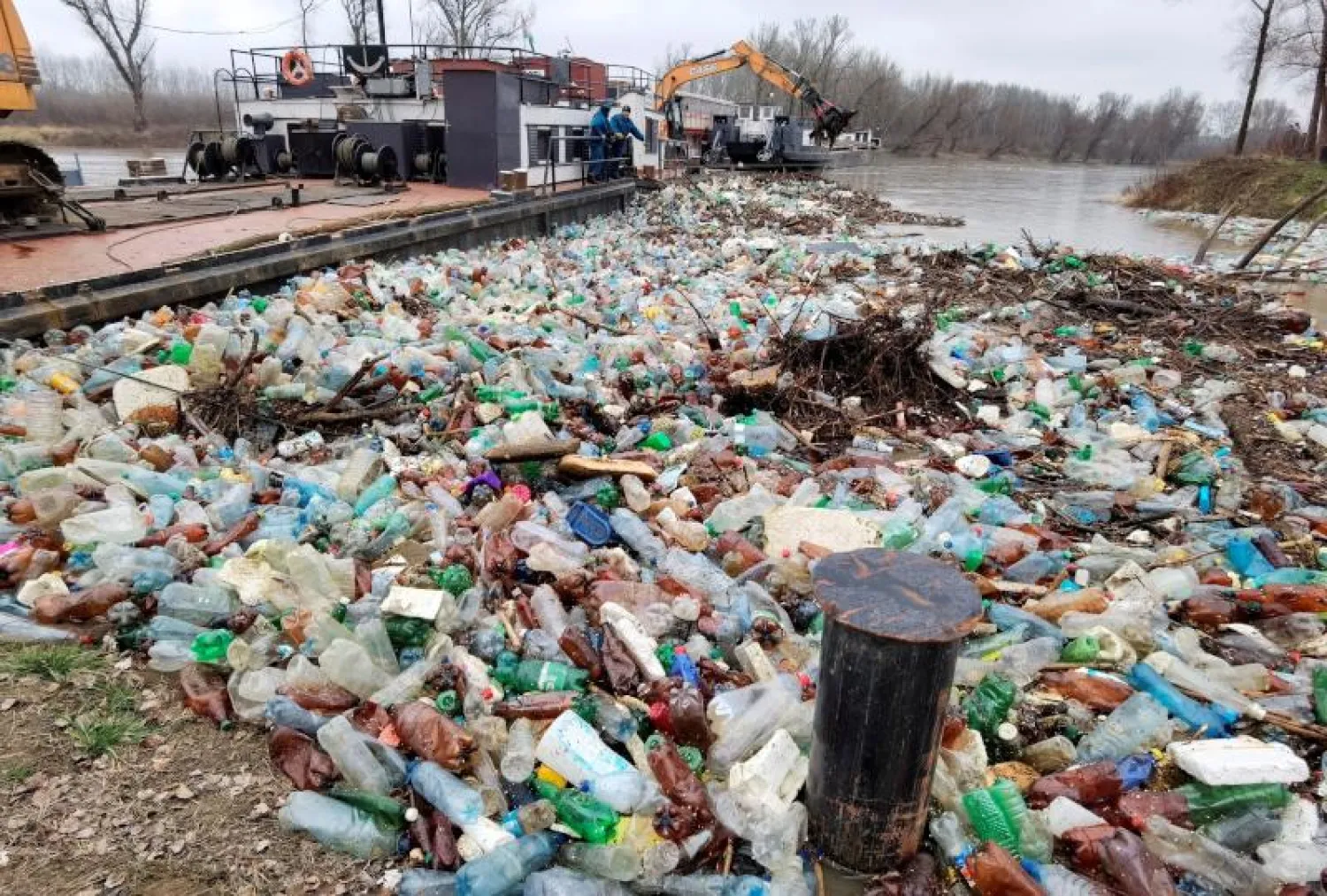 الميكروبات أصبحت «أكثر تركيزاً» في تحليل النفايات البلاستيكية (رويترز)