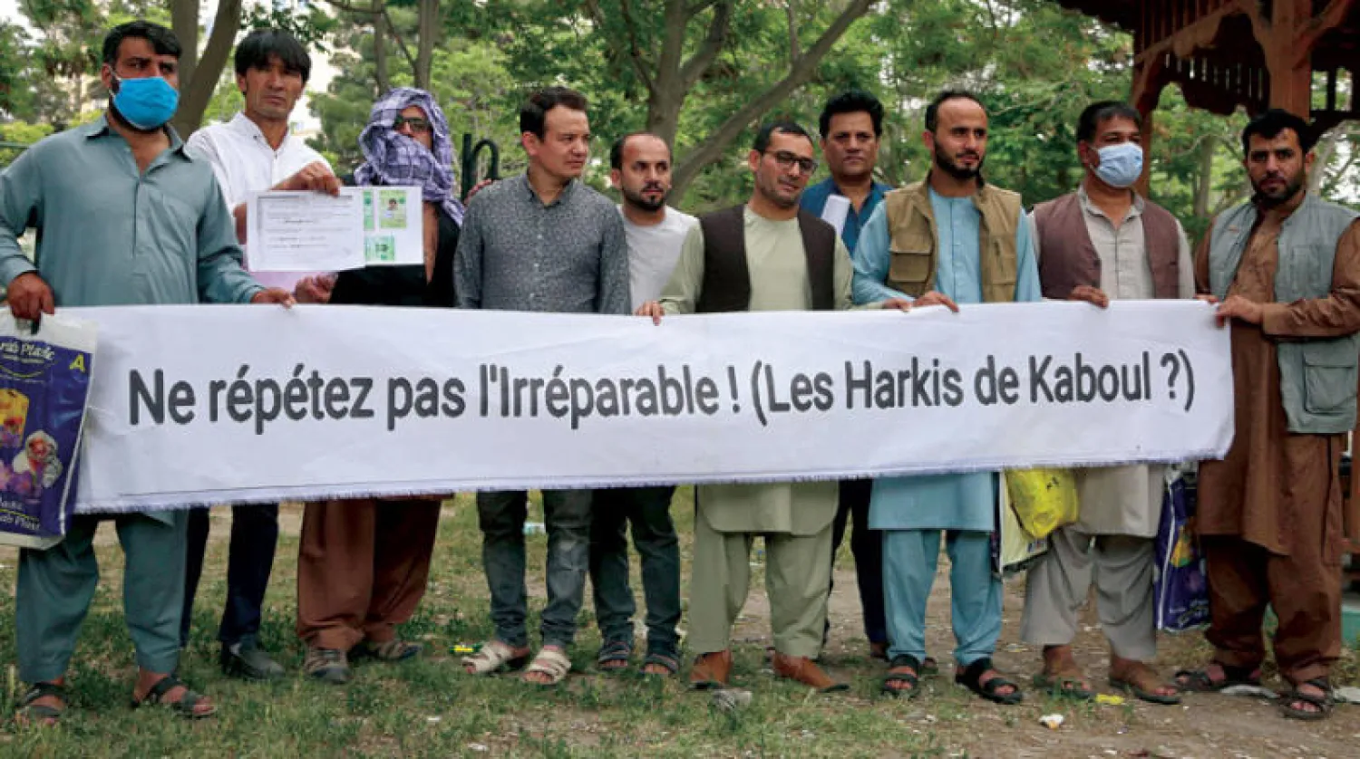 مترجمون أفغان في تجمع بحديقة شهرانو بوسط العاصمة كابل مايو الماضي (أ.ف.ب)