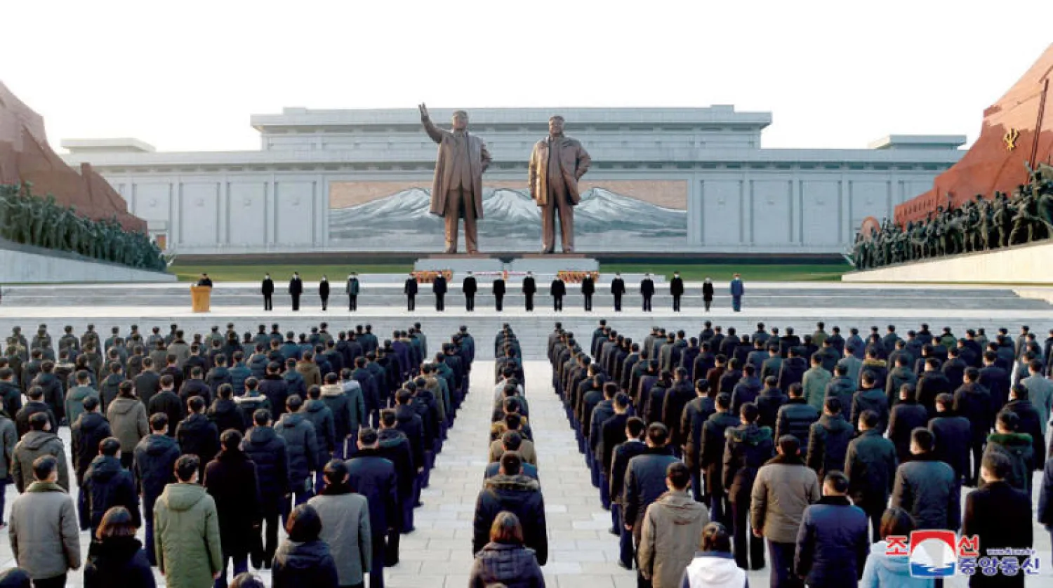 كوريون شماليون يحيون الذكرى العاشرة لوفاة كيم جونغ إيل في بيونغ يانغ أمس (رويترز)