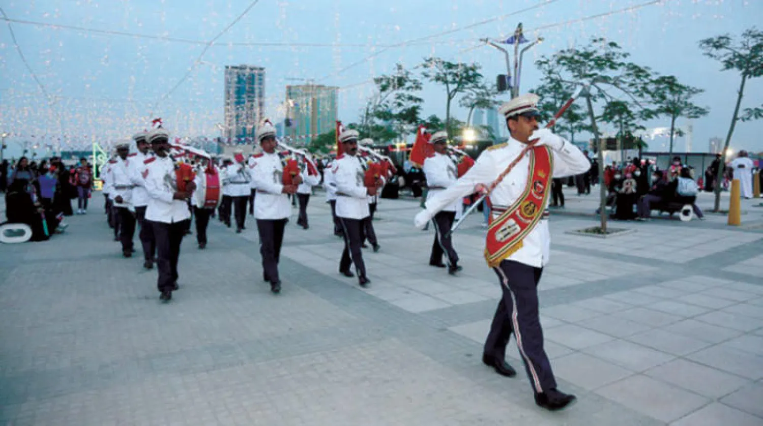 جانب من احتفالات البحرين بالعيد الوطني الخمسين في المنامة أمس (الشرق الأوسط)