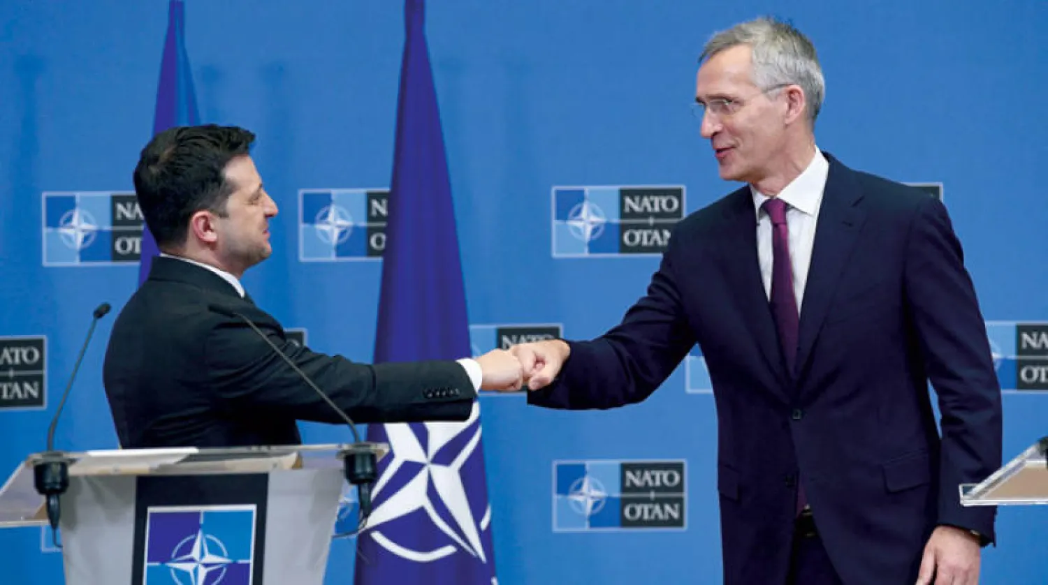 الأمين العام لحلف الناتو (يمين) والرئيس الأوكراني خلال مؤتمر صحافي في بروكسل أمس (أ.ف.ب)