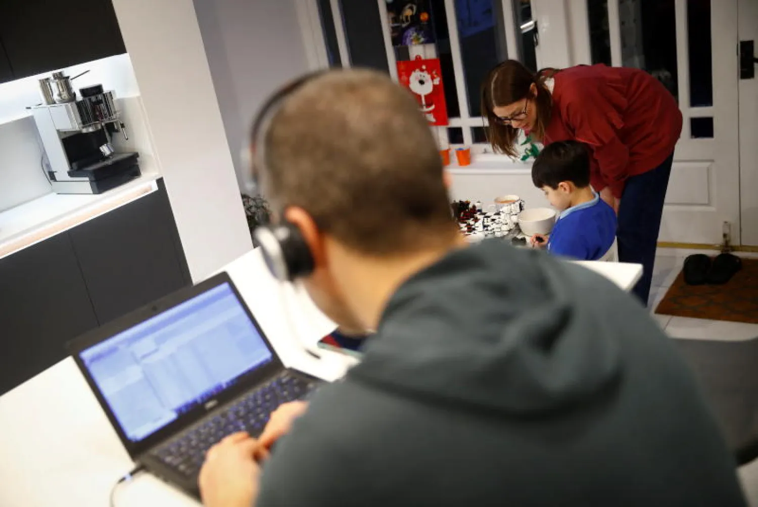 موظف يعمل من المنزل وسط جائحة كورونا في المملكة المتحدة (رويترز)