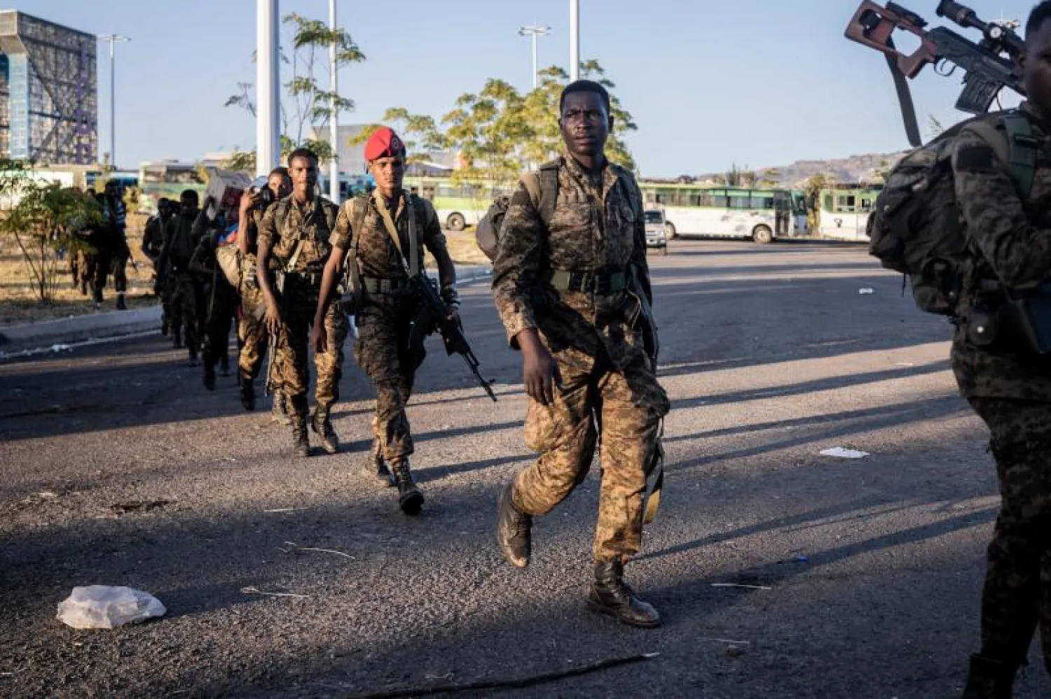 عناصر من القوات الحكومية الإثيوبية تظهر في احد شوارع كومبولشا (أ.ف.ب)