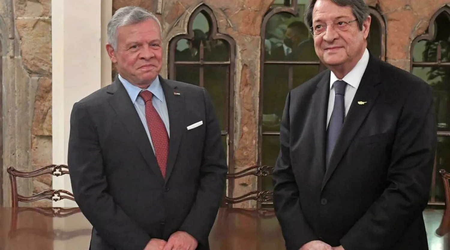 Cypriot President Nicos Anastasiades (R) receives Jordan's King Abdullah II at the presidential palace in the capital Nicosia on December 17, 2021 Iakovos HATZISTAVROU POOL/AFP
