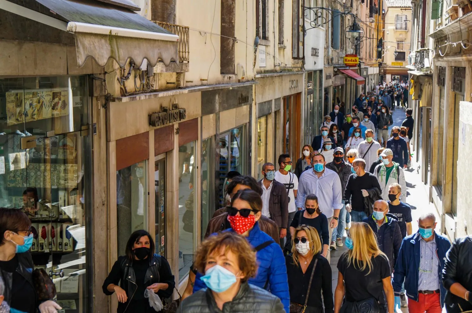 A general view in a busy street occupied by stores in Venice, Italy, May 4, 2020. (AFP Photo)
