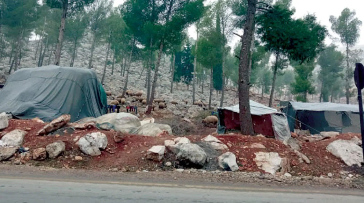 نازحون في خيم بريف ادلب شمال غربي سوريا (الشرق الاوسط)