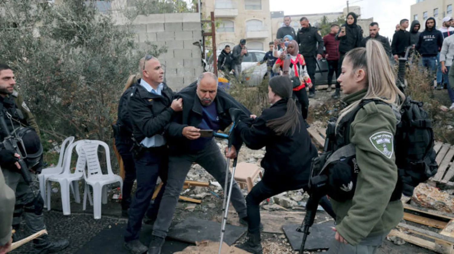 الشرطة الإسرائيلية تعتقل فلسطينياً خلال احتجاجات في حي الشيخ جراح بالقدس (أ.ب)