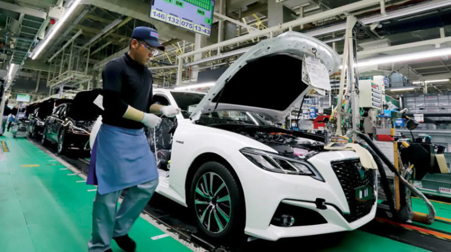 أحد عمال تصنيع سيارات «تويوتا» في مدينة ناغويا وسط اليابان (غيتي)