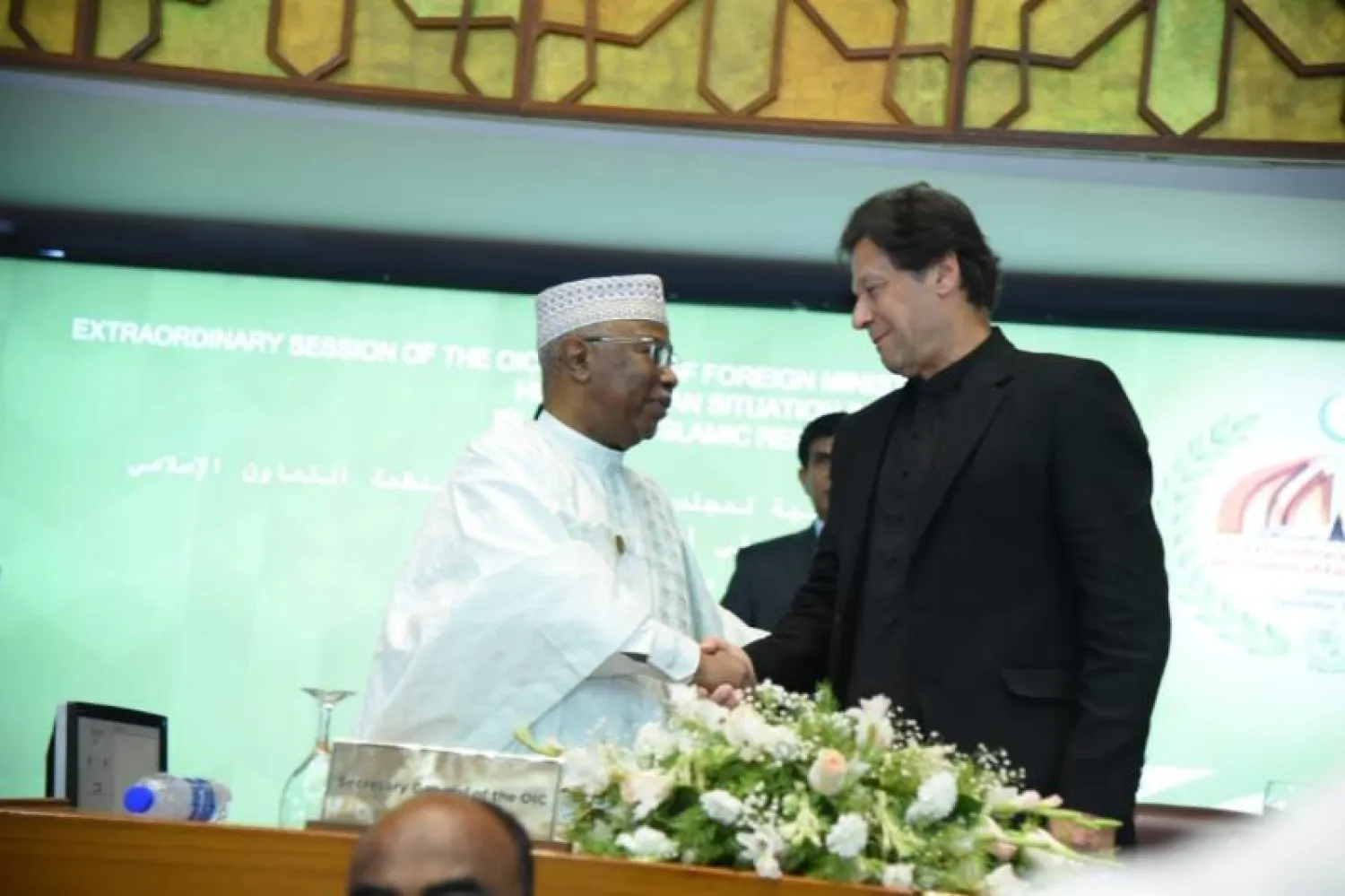 الأمين العام لـ«التعاون الإسلامي» ورئيس وزراء باكستان خلال الاجتماع (الشرق الأوسط)