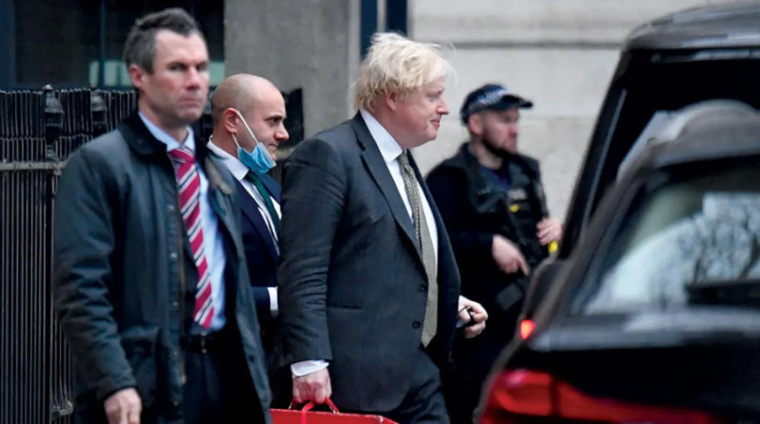 جونسون متجهاً إلى مقر عمله يوم الجمعة (رويترز)