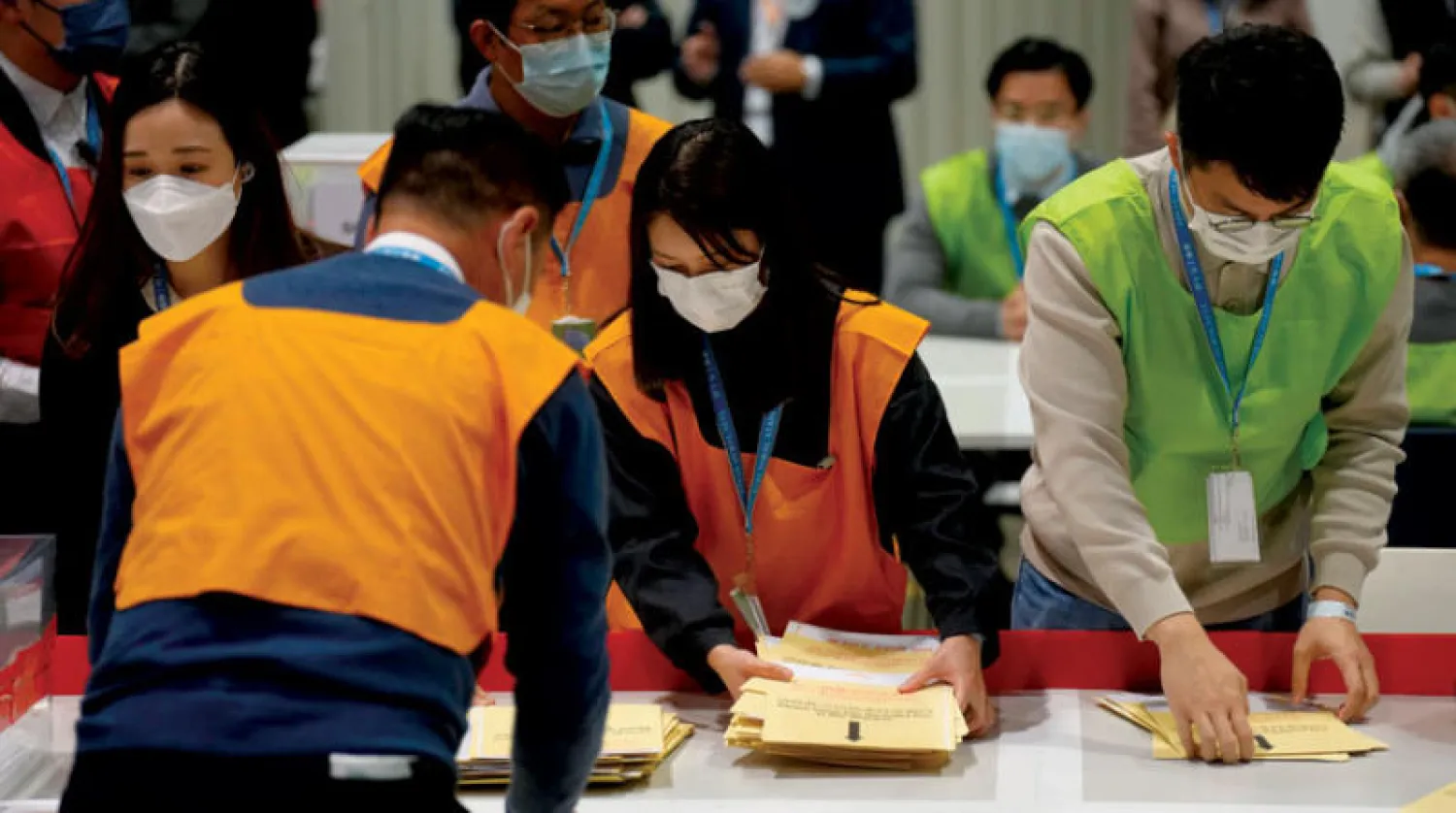 جانب من فرز الأصوات بانتخابات المجلس التشريعي في هونغ كونغ أمس (أ.ب)