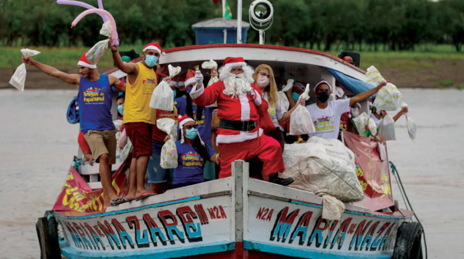 «سانتا كلوز» على ضفاف نهر الأمازون في البرازيل (أ.ف.ب)