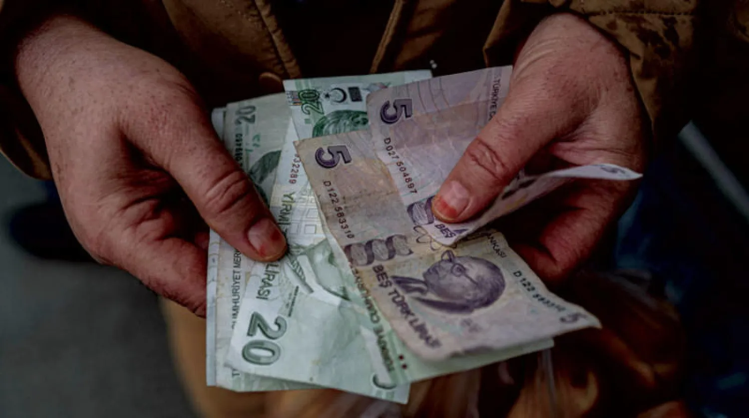 أدت تصريحات جديدة للرئيس التركي إلى خسارة الليرة  أكثر من 6 % من قيمتها مع بداية تعاملات الأسبوع (أ.ف.ب)