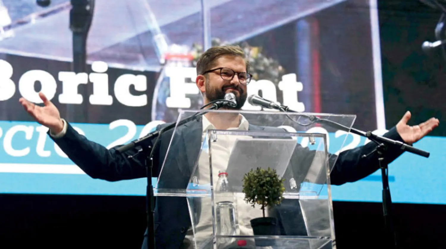 بوريتش خلال «خطاب النصر» في سانتياغو بعد إعلان فوزه مساء الأحد (أ.ف.ب)