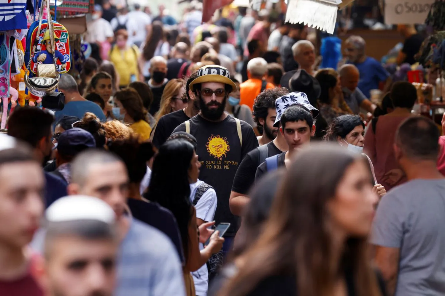 Shoppers explore the Carmel Market as coronavirus disease (COVID-19) restrictions ease in Tel Aviv, Israel October 14, 2021. REUTERS/Amir Cohen