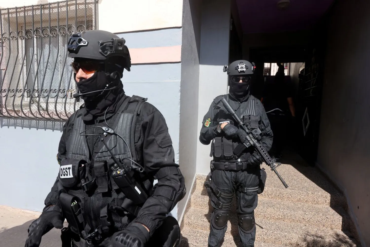 Moroccan special forces stand guard at the entrance of a building during a counter-terrorism operation in Temara, on the outskirts of Rabat, Morocco September 10, 2020. REUTERS/Youssef Boudlal/File Photo