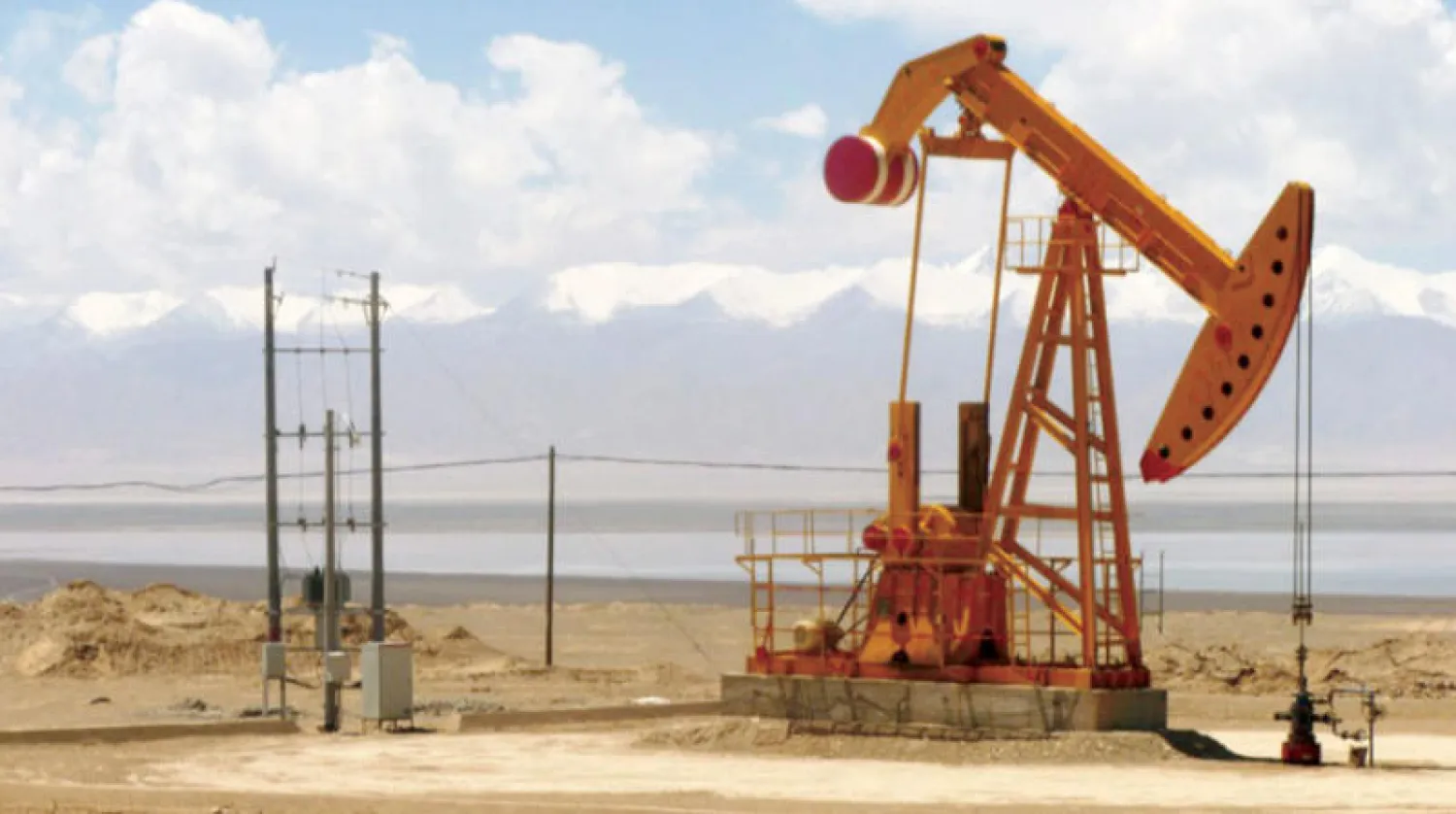 زادت المخاوف من أن انتشار «أوميكرون» قد يزيد من الإغلاقات بين الدول مما يخفض الطلب على النفط (رويترز)