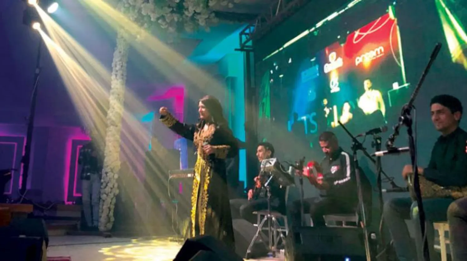 Iraklı sanatçı Sacide Abid geçen hafta Bağdat’taki Yermuk Kulübü’nde konser verdi. (AP)